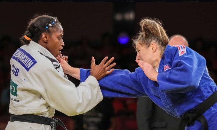 La cubana Kaliema Antomarchi (izq) combate frente a la británica Natelie Powell en la final del Gran Slam de Brasilia, el 8 de octubre de 2019. Foto: ijf.org
