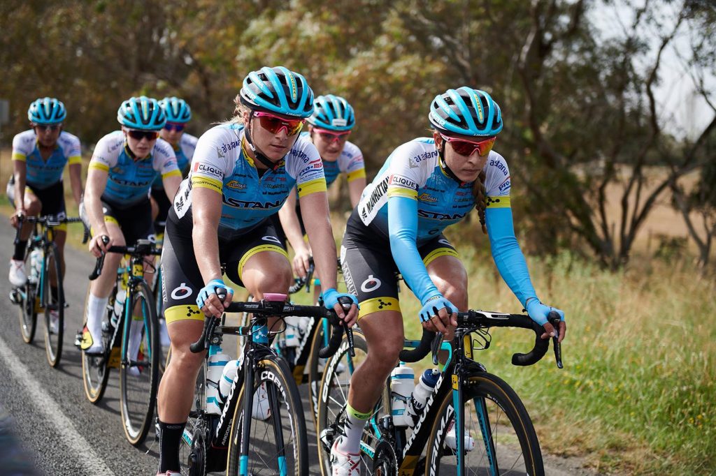 La ciclista cubana Arlenis Sierra (d), junto a un grupo de sus coequiperas del Astana Women's Team. Foto: del Astana Women's Team / Facebook.