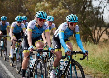 La ciclista cubana Arlenis Sierra (d), junto a un grupo de sus coequiperas del Astana Women's Team. Foto: del Astana Women's Team / Facebook.