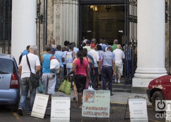 Cubanos hacen cola en las afueras de una sucursal del Banco Metropolitano en el centro histórico de La Habana. Foto: Otmaro Rodríguez.