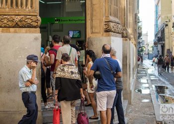 Cubanos hacen cola en las afueras de una sucursal del Banco Metropolitano en el centro histórico de La Habana. Foto: Otmaro Rodríguez.