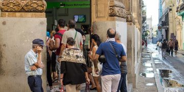 Cubanos hacen cola en las afueras de una sucursal del Banco Metropolitano en el centro histórico de La Habana. Foto: Otmaro Rodríguez.