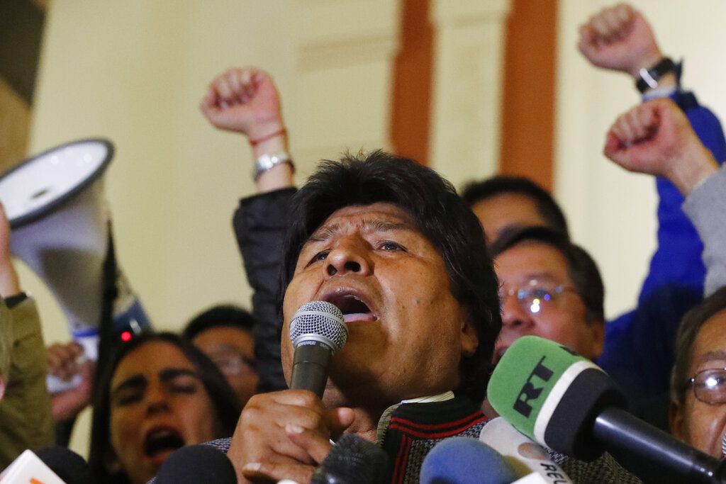 El presidente boliviano Evo Morales habla ante sus simpatizantes en el palacio presidencial, tras declararse vencedor de la primera vuelta electoral el domingo 20 de octubre de 2019. Foto: Jorge Saenz / AP.