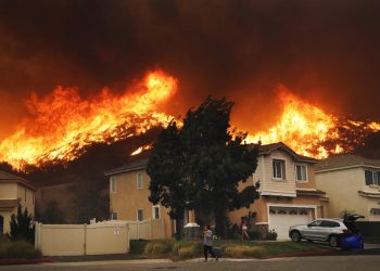 Un incendio forestal se aproxima a un conjunto residencial el 24 de octubre de 2019, en Santa Clarita, California. Foto: Marcio José Sánchez/AP