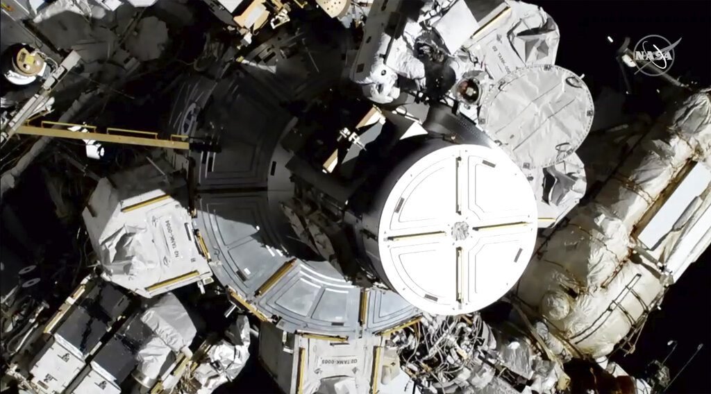 En esta foto provista por NASA las astronautas Christina Koch y Jessica Meir salen de la Estación Espacial Internacional, viernes 18 de octubre de 2019, la primera caminata espacial exclusivamente de mujeres. Foto: NASA/AP