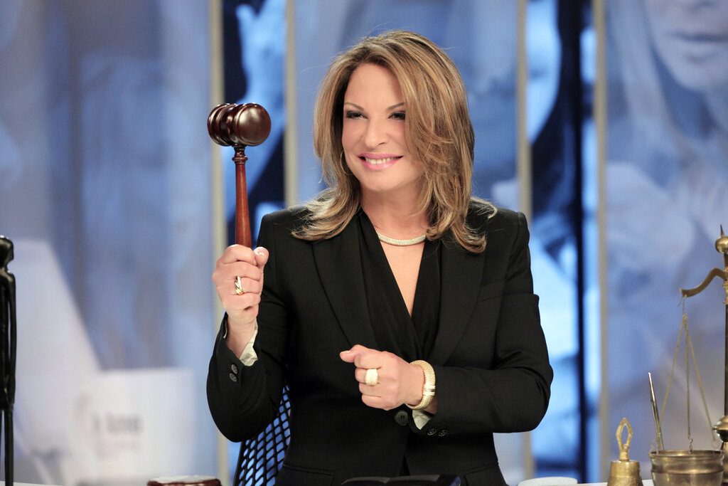 En esta imagen de 2015 difundida por Telemundo, la Dra. Ana Maria Polo en el estudio de su programa "Caso Cerrado" en Miami. Foto: Enrique Tubio/Telemundo vía AP.