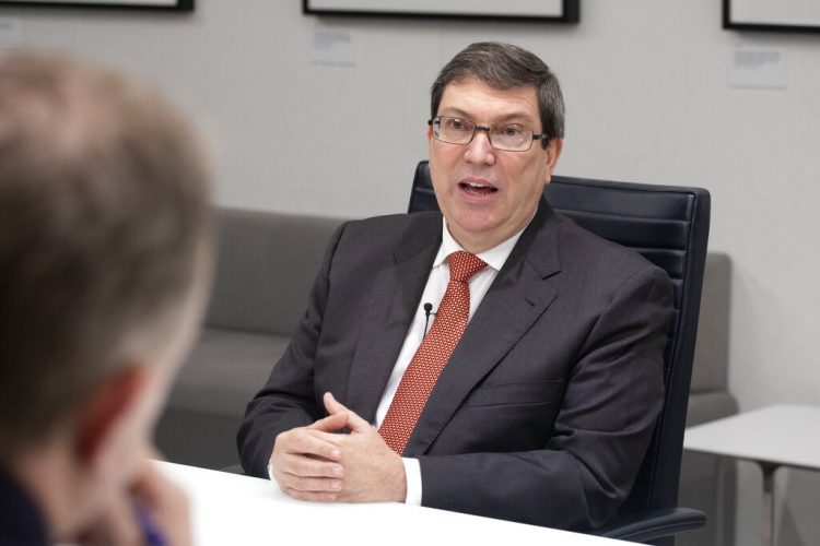 El canciller cubano Bruno Rodríguez Parrilla en una entrevista con The Associated Press el martes 1 de octubre de 2019 en Nueva York. Foto: Mark Lennihan / AP.