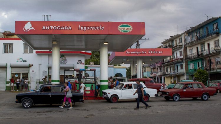 Autos se abastecen de combustible en una gasolinera en La Habana, Cuba, el jueves 24 de octubre de 2019. Foto: Ismael Francisco/AP.