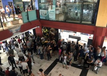 Personas hacen cola en el centro comercial Galerías de Paseo, en La Habana, en el que este 28 de octubre de 2019 comenzó la venta de equipos electrodomésticos en divisas a través de tarjetas magnéticas asociadas a cuentas bancarias. Foto: Ernesto Mastrascusa / EFE.