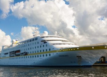 El buque-crucero alemán Hamburg, atraca en la Terminal de Cruceros del puerto de La Habana, Cuba, el 30 de octubre de 2019. Foto: Marcelino Vázquez Hernández/ACN.