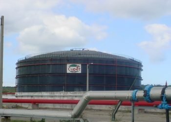 Un almacén de la refinería Ñico López, en La Habana. Foto: AP