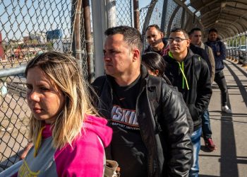 Un grupo de cubanos, solicitantes de asilo, esperan para cruzar a Estados Unidos desde Ciudad Juárez, México. Abril de 2019. Foto: The New York Times.