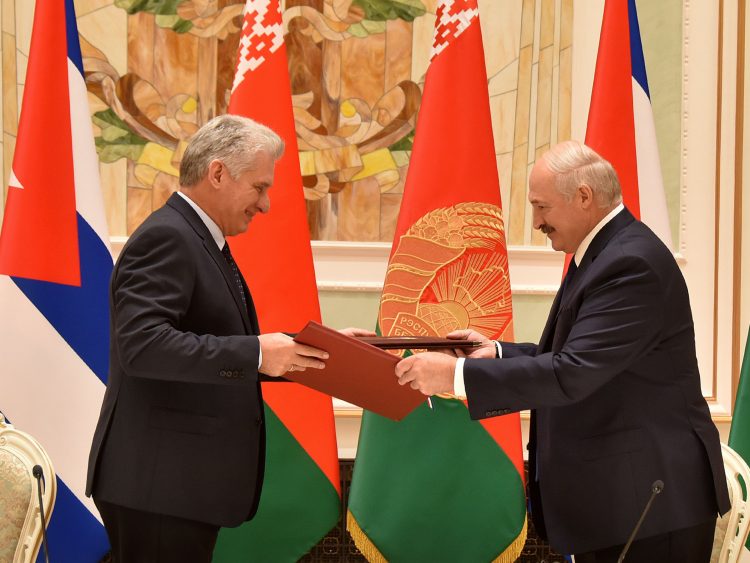 El presidente cubano Miguel Díaz-Canel (i) y su homólogo de Belarús, Alexander Lukashenko, intercambian la Declaración Conjunta firmada por ambos mandatarios tras el encuentro sostenido en Minsk el miércoles 23 de octubre de 2019. Foto: @PresidenciaCuba / Twitter.