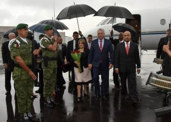 El presidente cubano Miguel Díaz-Canel (2-d) junto a su esposa, Lis Cuesta, y Maxiliano Reyes (d), subsecretario para América Latina y el Caribe de la cancillería mexicana, a su llegada al aeropuerto Benito Juárez de Ciudad México, para cumplimentar una visita oficial, el 17 de octubre de 2019. Foto: @PresidenciaCuba / Twitter.