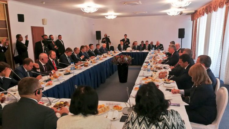 Miguel Díaz-Canel realiza un desayuno de trabajo con empresarios rusos vinculados a sectores económicos importantes como, el transporte, la energía, las exportaciones y el turismo, entre otros. Foto: @PresidenciaCuba/Twitter.