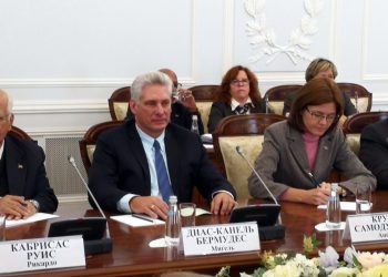 Presidente Díaz-Canel, al lado de vicepresidente del Consejo de ministros Ricardo Cabrisas (izq), y Canciller Bruno Rodríguez durante visita a Rusia. Foto: @CubaMINREX