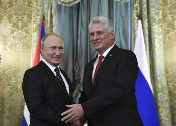 Los presidentes Vladimir Putin (i), de Rusia, y Miguel Díaz-Canel (d), de Cuba, en el Kremlin en Moscú, Rusia, en noviembre de 2018. Foto: Alexander Zemlianichenko / AP / Archivo.