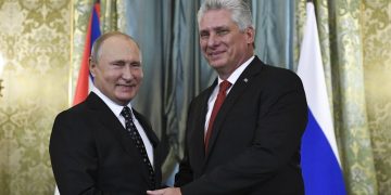 Los presidentes Vladimir Putin (i), de Rusia, y Miguel Díaz-Canel (d), de Cuba, en el Kremlin en Moscú, Rusia, en noviembre de 2018. Foto: Alexander Zemlianichenko / AP / Archivo.