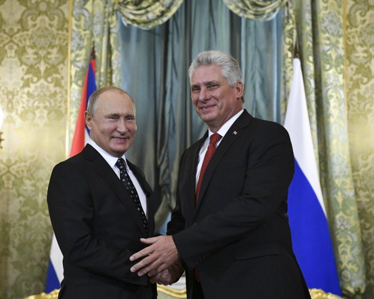 Los presidentes Vladimir Putin (i), de Rusia, y Miguel Díaz-Canel (d), de Cuba, en el Kremlin en Moscú, Rusia, en noviembre de 2018. Foto: Alexander Zemlianichenko / AP / Archivo.