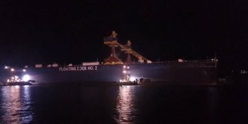 Operación de descarga del dique flotante desde el supercarguero sumergible "Xi Guang Hua" en La Habana. Foto: Perfil de Facebook del periodista Bernardo Espinosa.