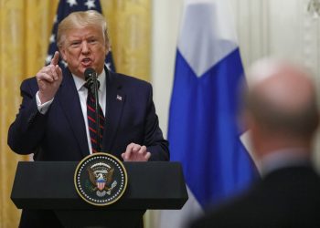 El presidente Donald Trump habla durante una conferencia de prensa con su homólogo finlandés Sauli Niinisto en la Casa Blanca, en Washington, el miércoles 2 de octubre de 2019. Foto: Carolyn Kaster / AP.