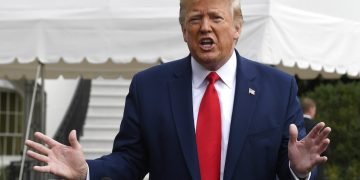 El presidente Donald Trump habla con periodistas en el jardín sur de la Casa Blanca en Washington, el viernes 25 de octubre de 2019. El índice de aprobación de Trump se está manteniendo inmutable. Foto: Susan Walsh/AP