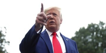 El presidente Donald Trump habla con la prensa en el jardín de la Casa Blanca, Washington, jueves 3 de octubre de 2019. Foto: Andrew Harnik / AP.