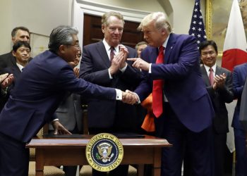 El presidente Donald Trump señala al embajador de Japón en Estados Unidos, Shinsuke Sugiyama, mientras el Representante Comercial de Estados Unidos, Robert Lighthizer, al centro, observa, el final de la ceremonia de una firma de acuerdo comercial con Japón en la Casa Blanca, el lunes 7 de octubre de 2019, en Washington. Foto: Evan Vucci / AP.