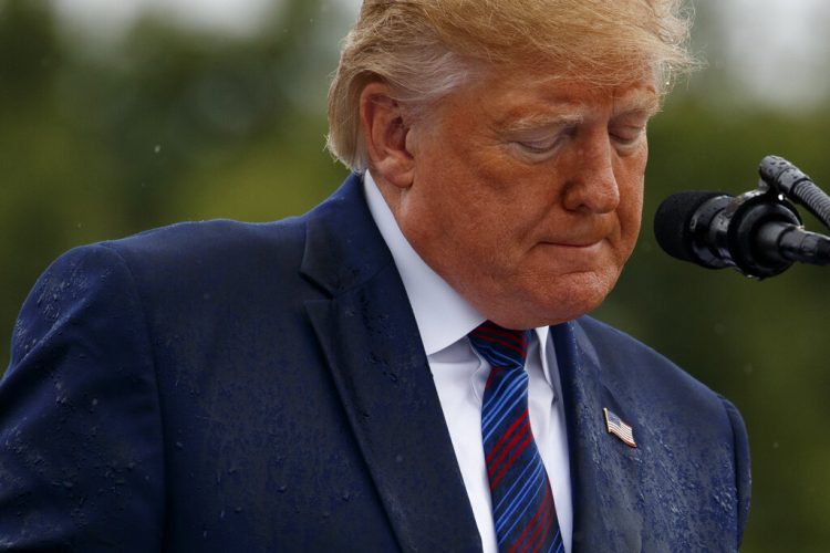 El presidente Donald Trump habla durante un evento en la base conjunta Myer-Henderson Hall, en Virginia, el lunes 30 de septiembre de 2019. (AP Foto/Evan Vucci)