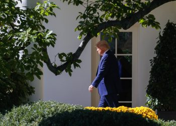 El presidente Donald Trump sale de la Oficina Oval de la Casa Blanca, el miércoles 23 de octubre de 2019, en Washington. Foto: Jacquelyn Martin/AP