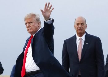 En esta foto del 10 de julio del 2018, el presidente estadounidense Donald Trump es acompañado por Gordon Sondland, embajador ante la Unión Europea, al llegar a la Base Aérea Melsbroek, en Bruselas, Bélgica Foto: Pablo Martinez Monsivais / AP / Archivo.