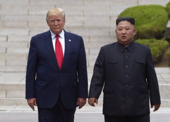 En esta imagen de archivo del 30 de junio de 2019, el presidente de Estados Unidos, Donald Trump, a la izquierda, se reúne con el líder norcoreano Kim Jong Un en el lado norcoreano de la fronter en la localidad de Panmunjom, en la Zona Desmilitarizada. Foto: Susan Walsh / AP / Archivo.