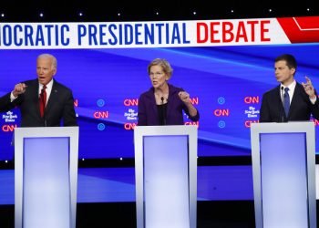 De izquierda a derecha, los aspirantes a la candidatura demócrata, el exvicepresidente Joe Biden (izquierda), la senadora Elizabeth Warren y el alcalde de South Bend, Pete Buttigieg, intervienen en un debate de primarias organizado por CNN y The New York Times en la Universidad de Otterbein, el 15 de octubre de 2019, en Westerville, Ohio. Foto: John Minchillo / AP.