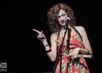 La cantante española Carmen París en concierto, en el Teatro Nacional de Bellas Artes de La Habana, el 5 de octubre de 2019. Foto: Enrique Smith.