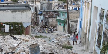 Escombros resultantes del tornado que azotó La Habana en enero de 2019. Foto: Alina Sardiña / Archivo.