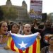 Personas protestan en Barcelona contra el fallo del Tribunal Supremo de España que sentenció a varios años en prisión a 12 expolíticos y activistas catalanes por su papel en el movimiento independentista de 2017, el lunes 14 de octubre de 2019. Foto: Emilio Morenatti / AP.