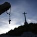 En esta imagen del jueves 3 de octubre de 2019, un fiel sostiene un rosario en el mausoleo del Valle de los Caídos cerca de El Escorial, a las afueras de Madrid, España. Foto: Alfonso Ruiz / AP / Archivo.