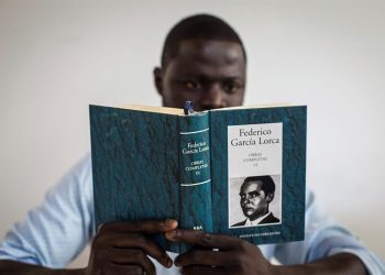 Un estudiante senegalés lee las obras de Federico García Lorca en el Aula Cervantes de Dakar, única sede del Instituto Cervantes en África Subsahariana. Foto: María Rodríguez/EFE.