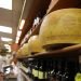 Grandes piezas de queso parmesano a la venta en una tienda en Roma, el jueves 3 de octubre de 2019. Foto: Alessandra Tarantino / AP.