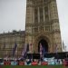 Contrarios al Brexit protestan con banderas europeas y británicas junto a pancartas colocadas por los partidarios de abandonar la Unión Europea, ante el parlamento británico, en Londres, el 24 de octubre de 2019. Foto: Matt Dunham/AP