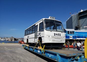 Ferrobus y locomotoras rusas, fabricadas por la empresa Sinara, a su llegada a Cuba. Foto: Ministerio de Transporte de Cuba / Twitter / Archivo.