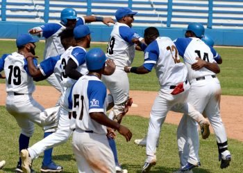 Los Leones lograron el pase a la segunda ronda tras vapulear a los Alazanes. Foto: Gabriel García.