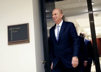 El embajador estadounidense a la Unión Europea, Gordon Sondland, arriba a prestar declaración ante las comisiones de Asuntos Exteriores, Inteligencia y Supervisión en el Capitolio en Washington, jueves 17 de octubre de 2019. Foto: Pablo Martinez/AP