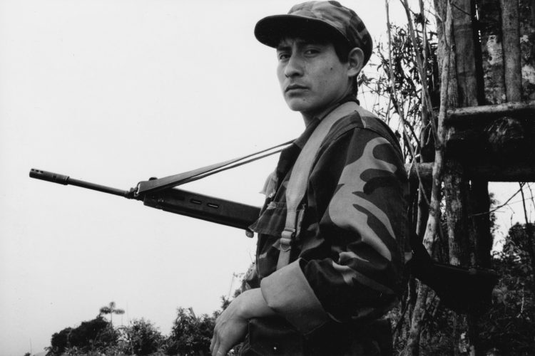 Un índio swara ecuatoriano en la trinchera de la guerra con Perú en 1995. Foto: Rui Ferreira.