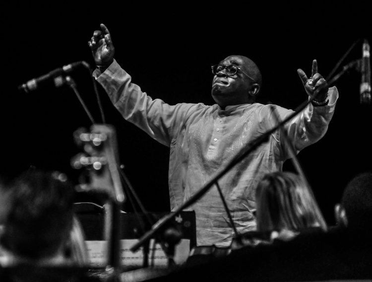 El director de orquesta, instrumentista, profesor y productor musical cubano Joaquín Betancourt, Premio Nacional de Música 2019. Foto: La Jiribilla / Archivo.