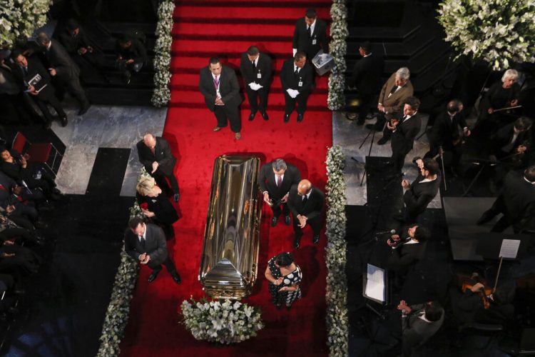 Familiares y personas cercanas hacen guardia junto al ataúd que contiene restos del intérprete mexicano José José durante un homenaje en el Palacio de Bellas Artes en Ciudad de México el miércoles 9 de octubre de 2019. Foto: Fernando Llano / AP.