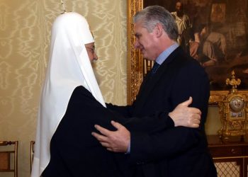 El presidente de Cuba, Miguel Díaz-Canel (d) saluda al patriarca de la Iglesia Ortodoxa Rusa, Kiril, durante un encuentro celebrado en el monasterio de Danilov, en Rusia, el 30 de octubre de 2019. Foto: @GerardoPPortal / Twitter.