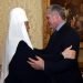 El presidente de Cuba, Miguel Díaz-Canel (d) saluda al patriarca de la Iglesia Ortodoxa Rusa, Kiril, durante un encuentro celebrado en el monasterio de Danilov, en Rusia, el 30 de octubre de 2019. Foto: @GerardoPPortal / Twitter.