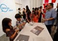 Visitantes observan obras de apertura de la exposición "Conexiones", en la galería Factoría Habana. Foto: Yander Zamora / EFE.