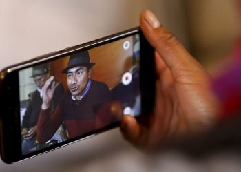 Leonidas Iza, un líder quichua de la provincia de Cotpaxi, responde a una entrevista en Quito, Ecuador, el lunes 14 de octubre de 2019. Foto: Fernando Vergara / AP.